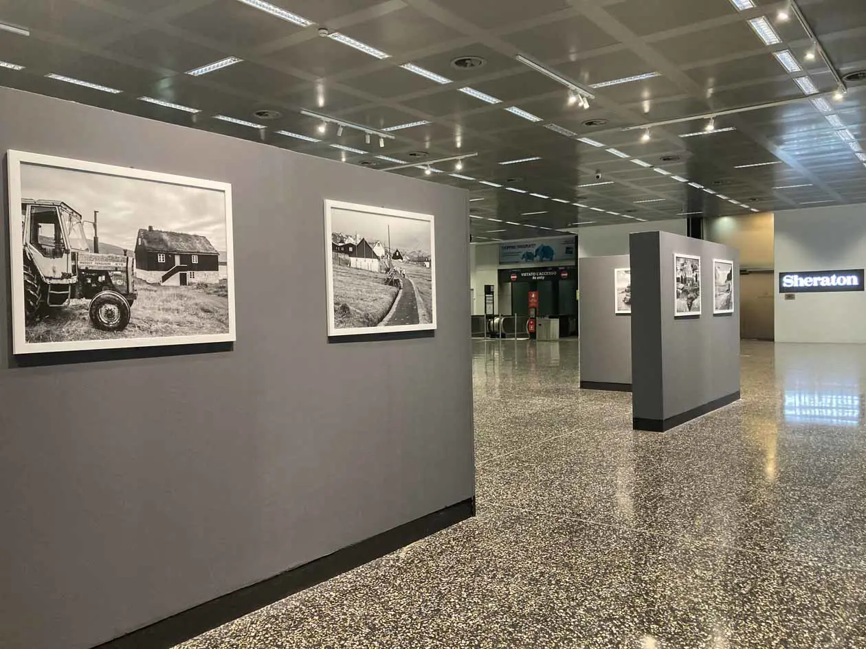 Malpensa: mostra fotografica Fær Øer - L’incanto della Luce secondo Mario Vidor. Copyright © SEA Aeroporti di Milano.