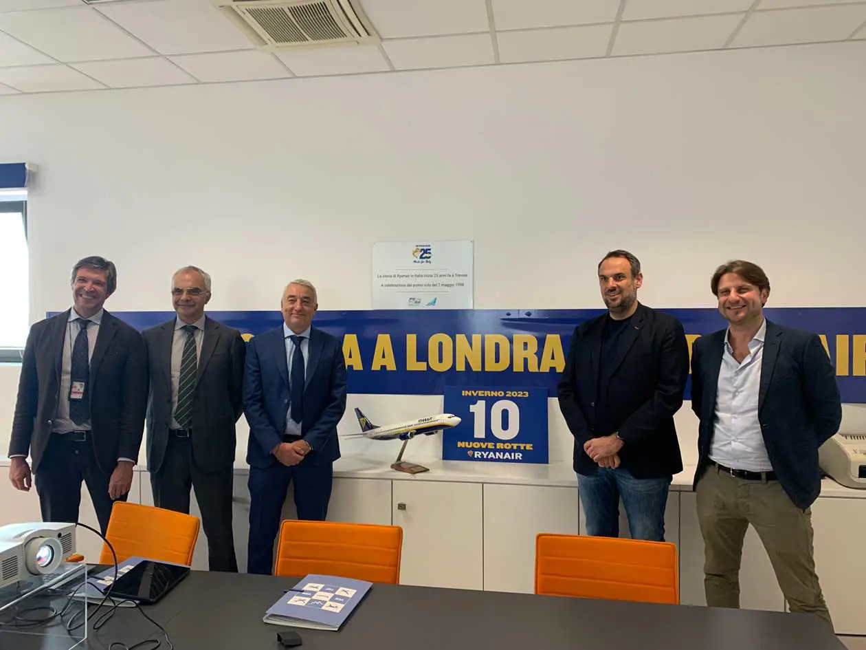 da sinistra Federico Scanferlini, Direttore operativo di Aer Tre, Corrado Fischer, Amministratore Delegato di Aer Tre, Marco Pinzi, Presidente di Aer Tre, Mario Conte, Sindaco di Treviso, Mauro Bolla, Head of Communication Ryanair per Italia, Albania, Cipro, Grecia e Romania.