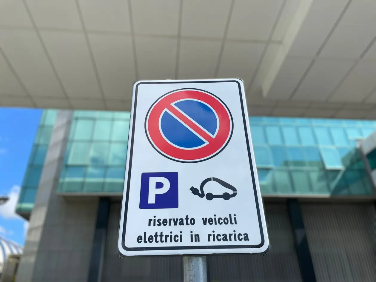 A Fiumicino colonnina di ricarica veicoli elettrici.