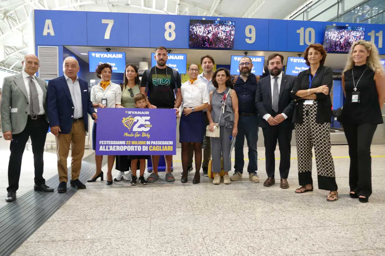 Si chiamano Michela Durzu, Eladio Coello Garcia e Thiago Coello Durzu e Guido Cadoni che oggi si sono imbarcati sul volo per Madrid: sono loro i 22 milionesimi passeggeri Ryanair presso l’Aeroporto di Cagliari. Ryanair ha deciso di premiarli con un voucher per una delle destinazioni raggiungibili dallo scalo sardo. Copyright © Ufficio Stampa Aeroporto di Cagliari e Ryanair.