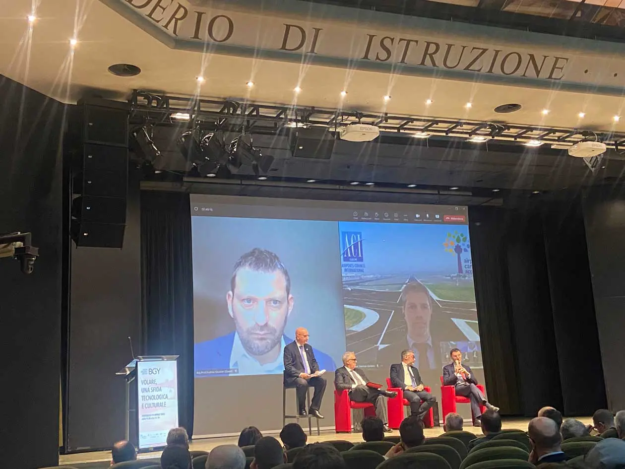 Il convegno “Volare, una sfida tecnologica e culturale” orgnizzato da SACBO nella Sala Oggioni del Centro Congressi Giovanni XXIII a Bergamo. Copyright © Avion Tourism Magazine