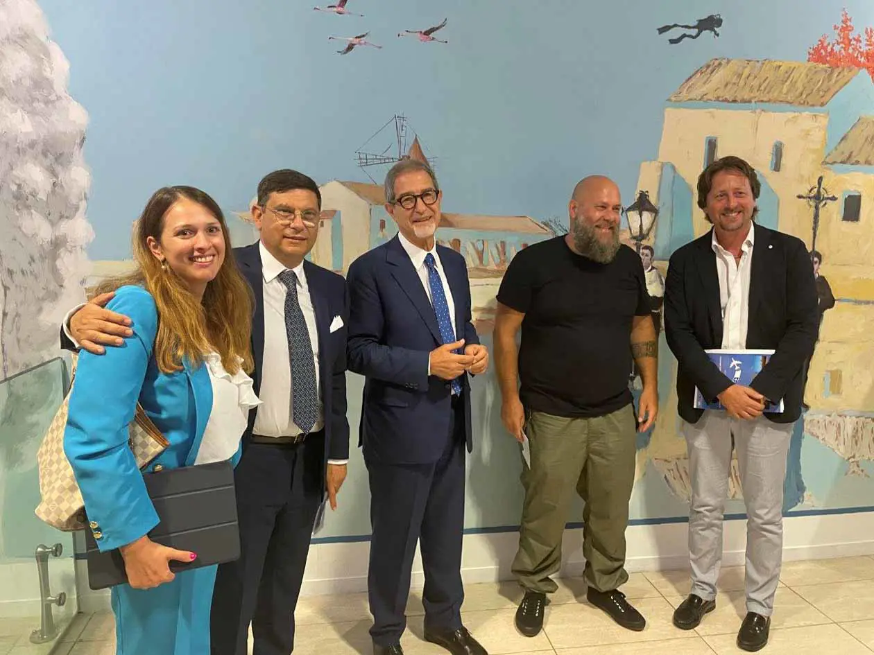 Il murales di Igor Scalisi Palminteri all’aeroporto di Trapani