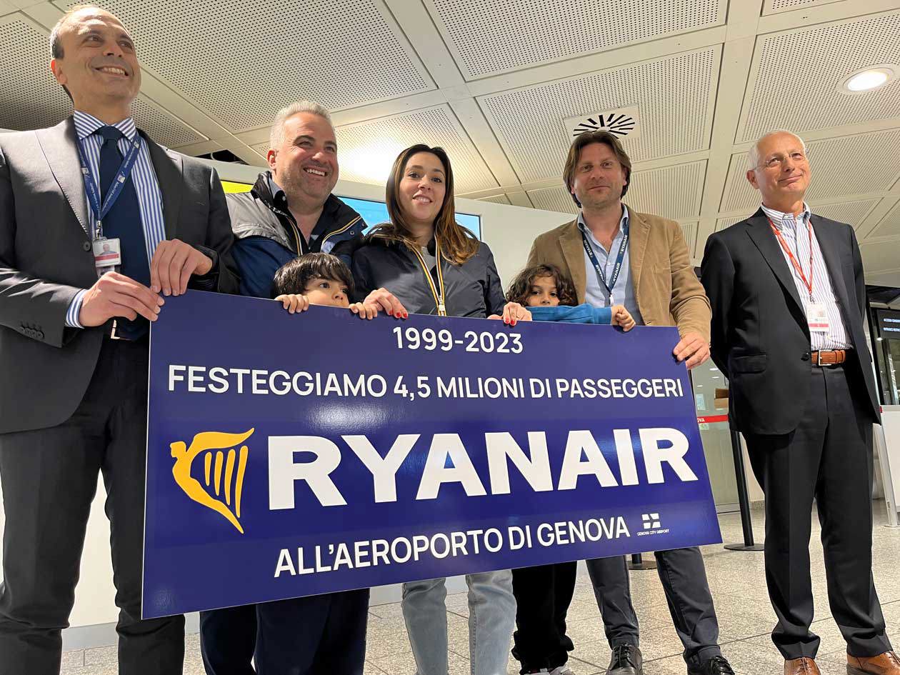 I passeggeri con il Country Manager Ryanair per l’Italia, Mauro Bolla, insieme al Direttore Generale del Genova City Airport, Piero Righi, e al Direttore Aeroportuale Nord Ovest di ENAC, Adolfo Marino. © Ufficio Stampa Aeroporto di Genova 