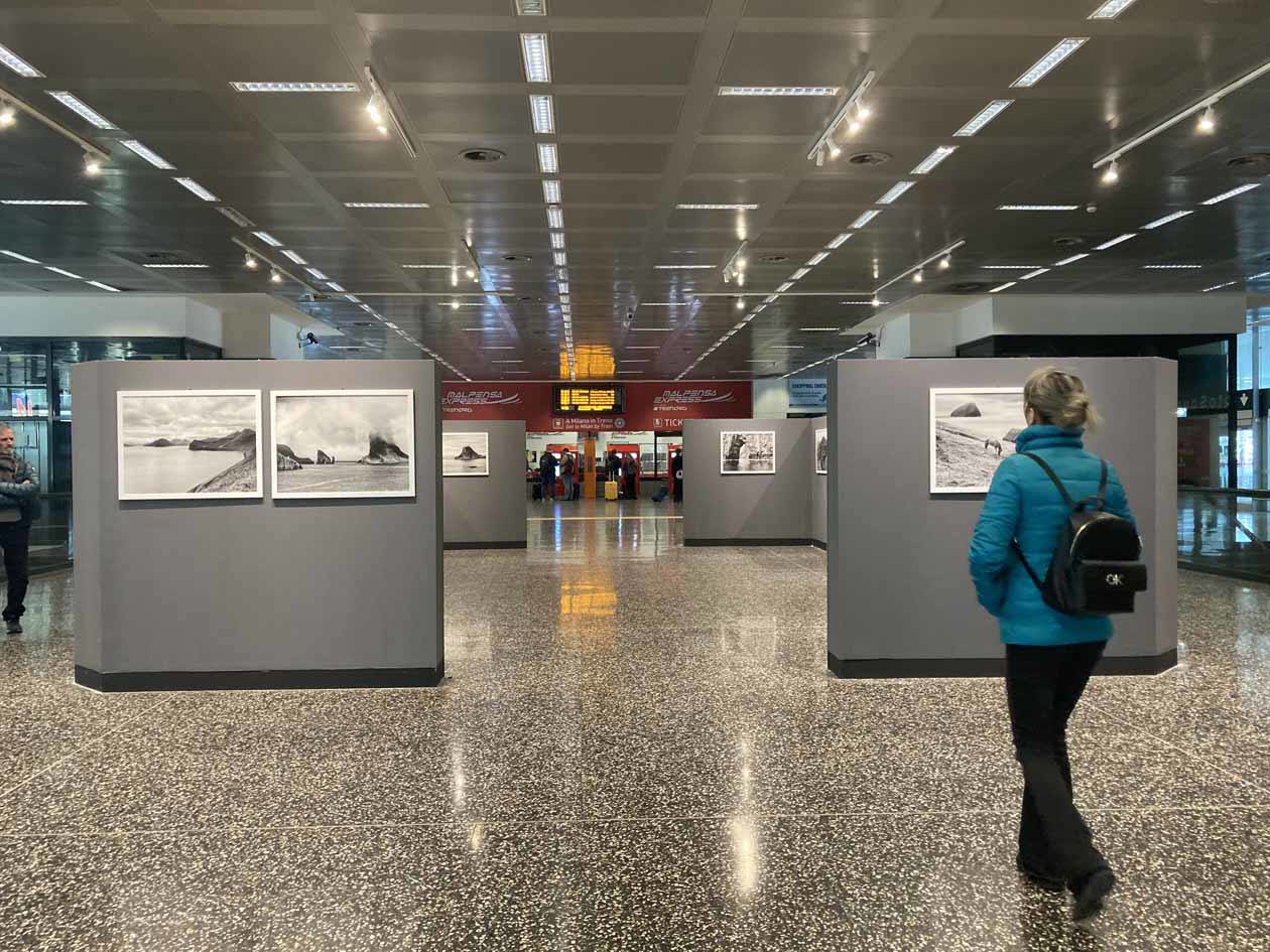 Malpensa: mostra fotografica Fær Øer - L’incanto della Luce secondo Mario Vidor. Copyright © SEA Aeroporti di Milano.