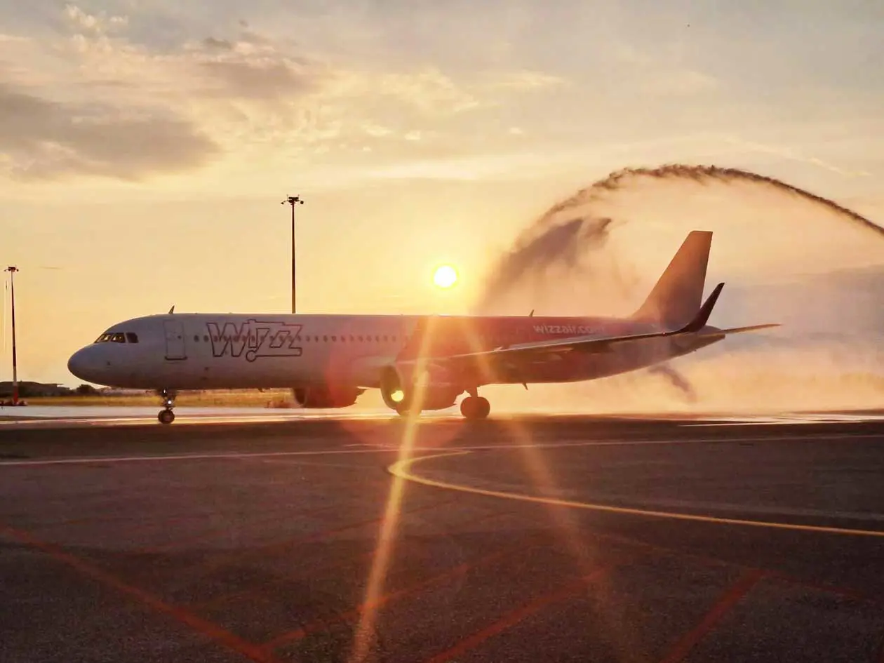 Aeromobile Wizz Air all'aeroporto di Trieste, water cannon sulla pista. Copyright © Wizz Air.