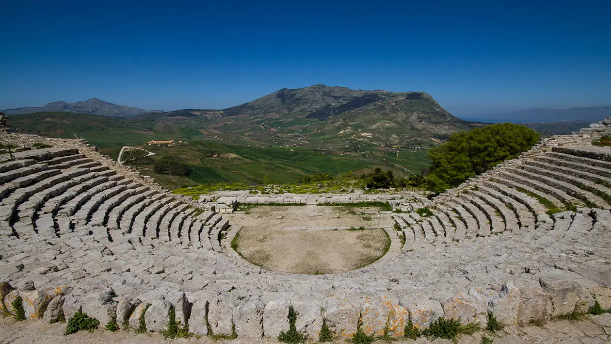 Il Teatro Greco di Segesta Foto: Copyright © Sisterscom.com / Depositphotos