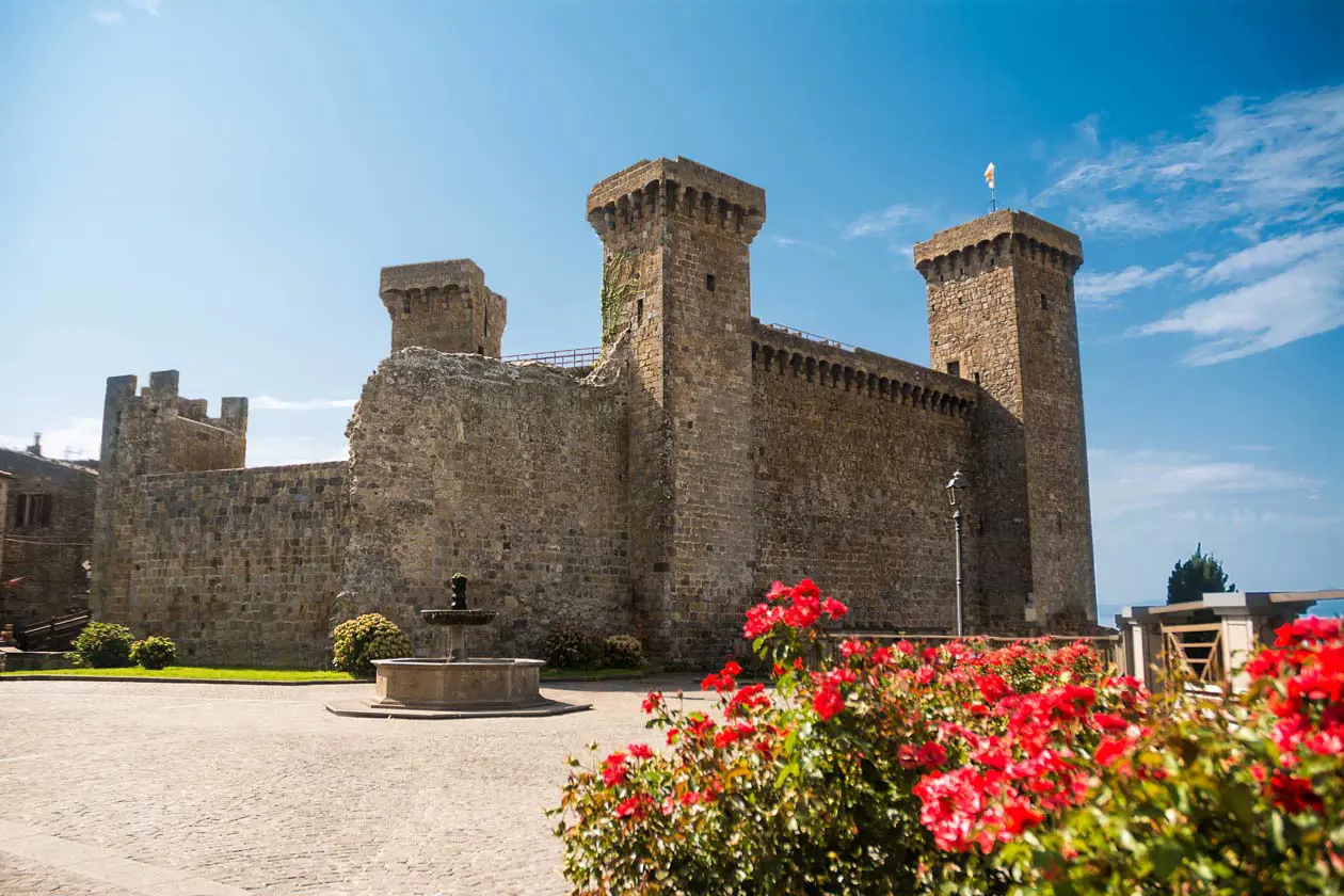Rocca Monaldeschi della Cervara Foto: Copyright © Sisterscom.com | Depositphotos