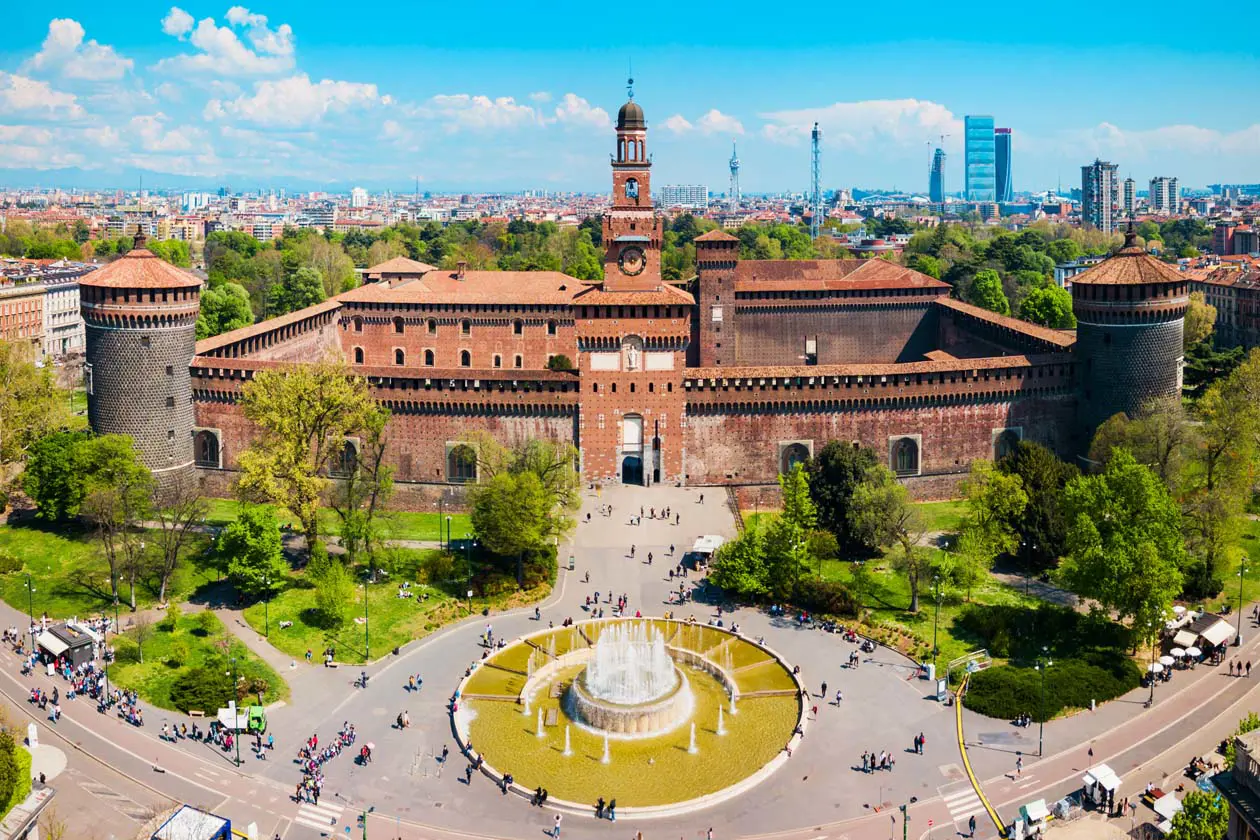 Castello Sforzesco Foto: Copyright © Sisterscom.com | Depositphotos