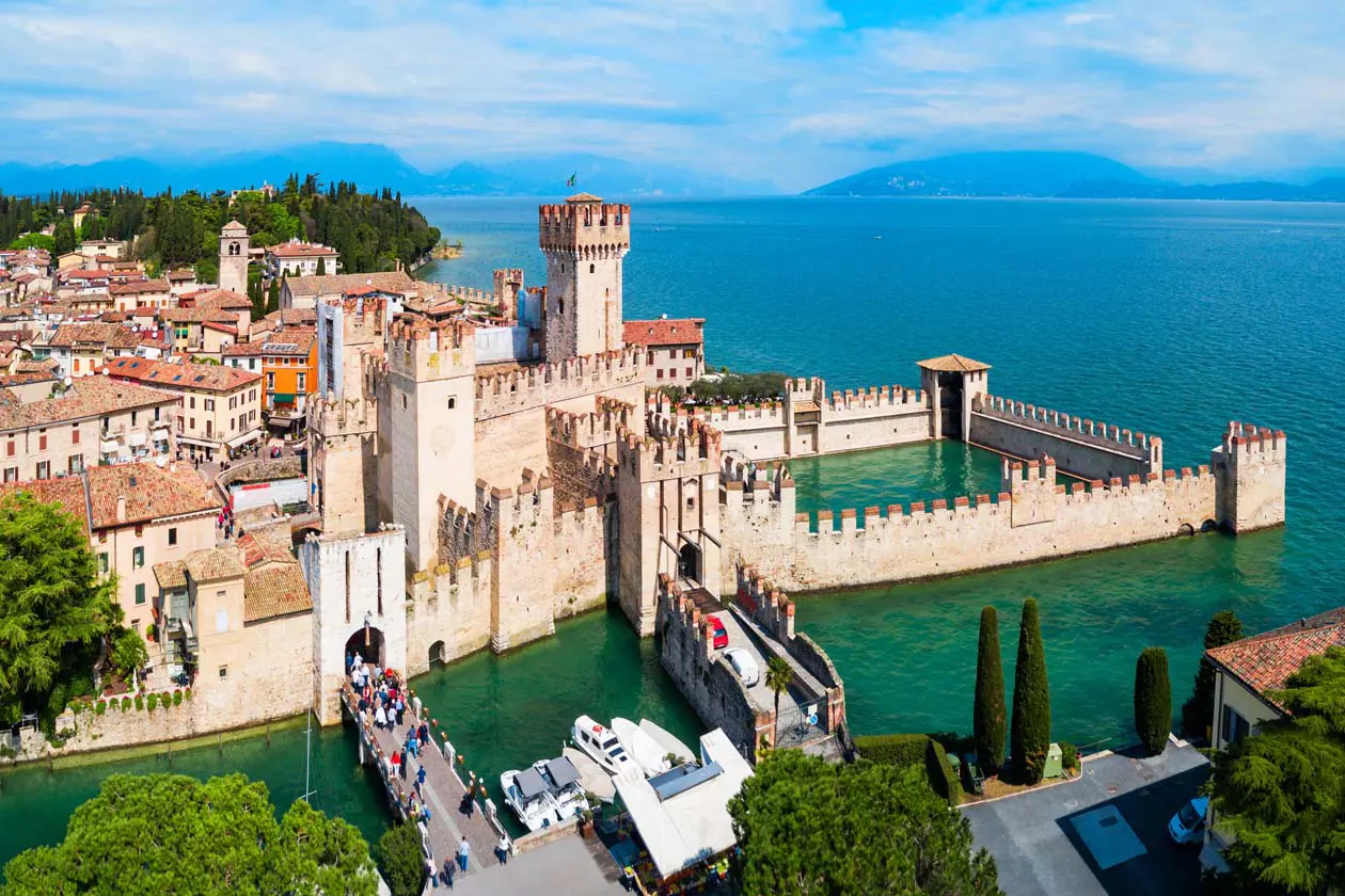 Rocca Scaligera di Sirmione Foto: Copyright © Sisterscom.com | Depositphotos