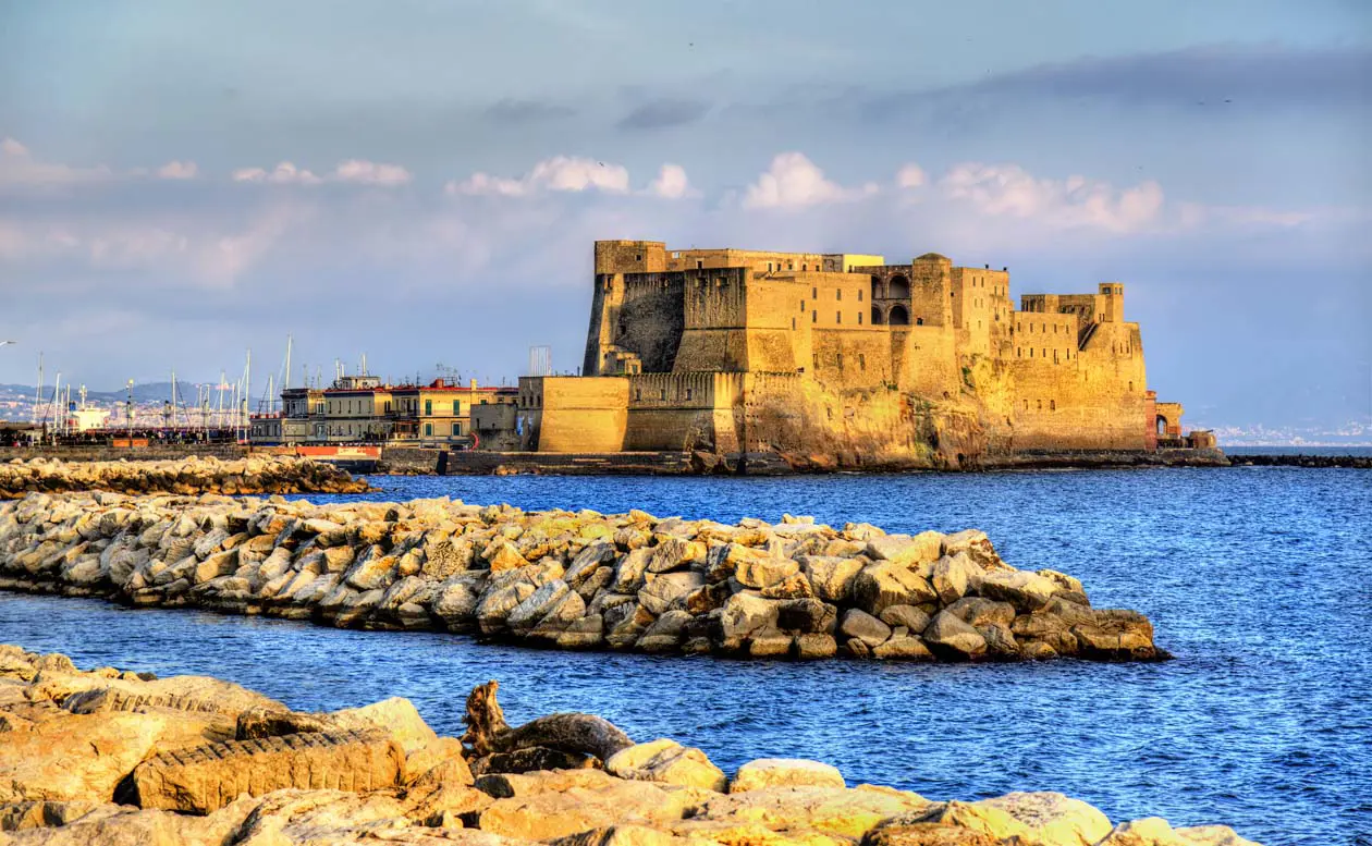Castel dell’Ovo Foto: Copyright © Sisterscom.com | Depositphotos