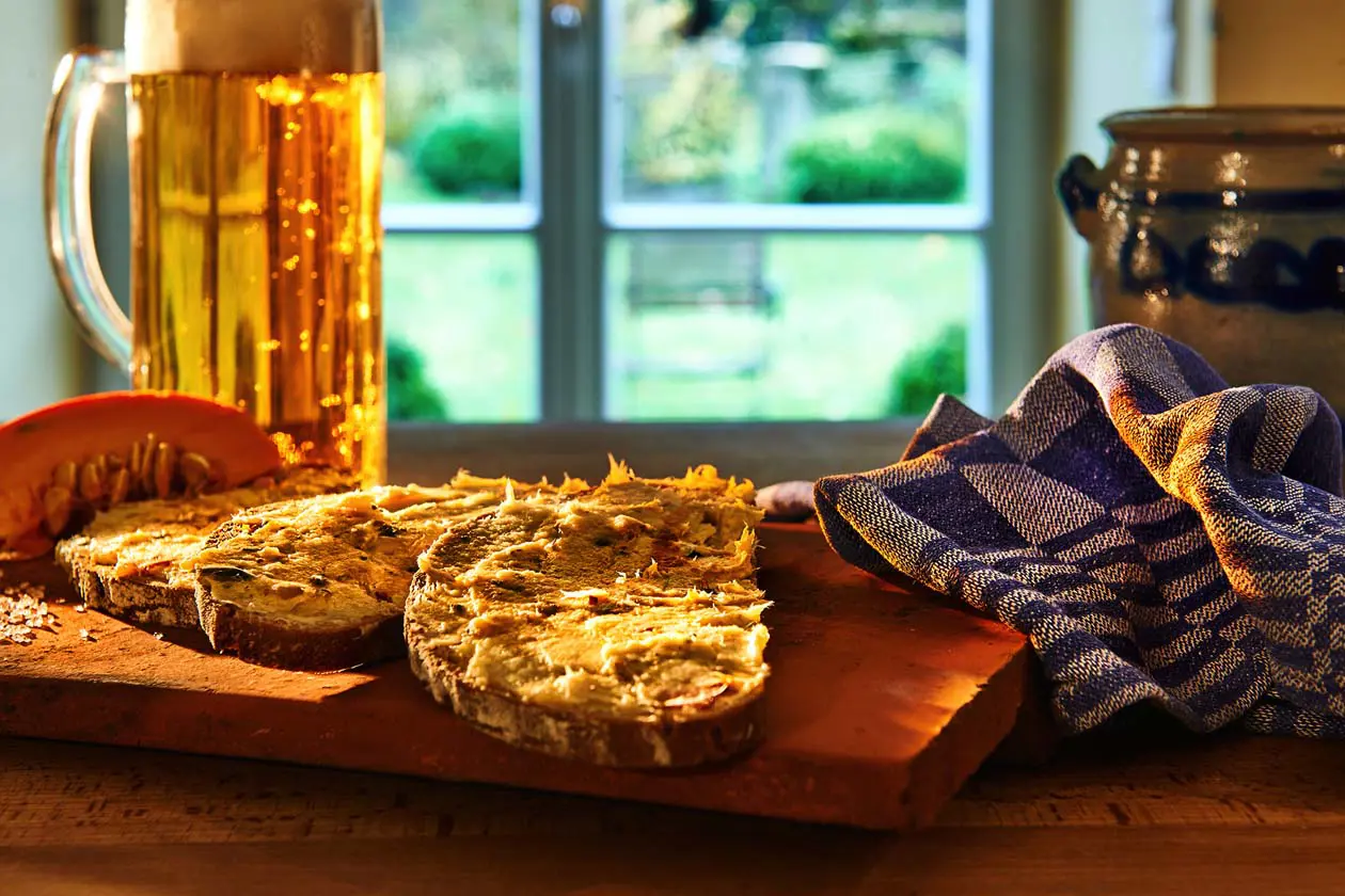 Rye bread with pumpkin pâté and Franconian beer © GNTB, Knut Pflaumer