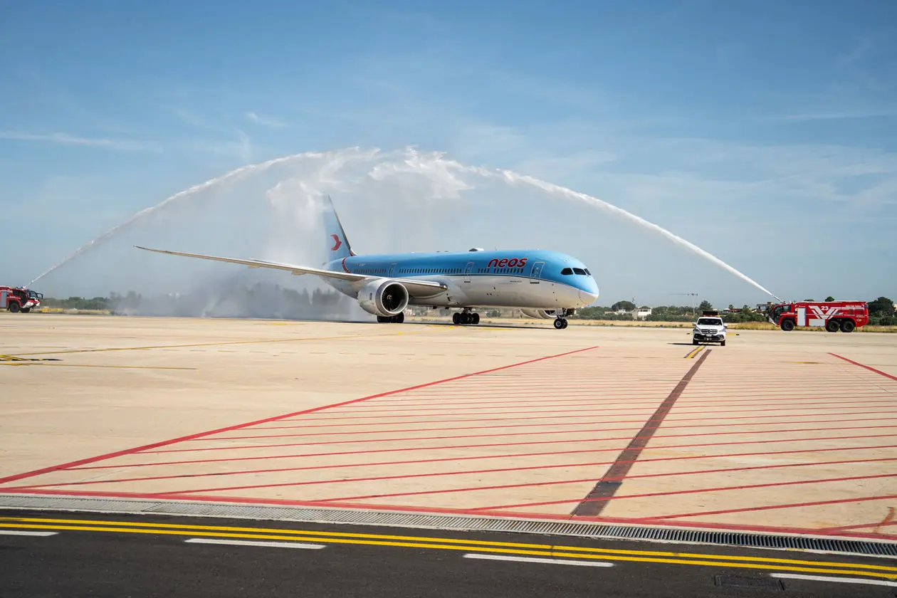 Aeromobile Neos atterrato all'aeroporto di Bari da New York Copyright © Neos