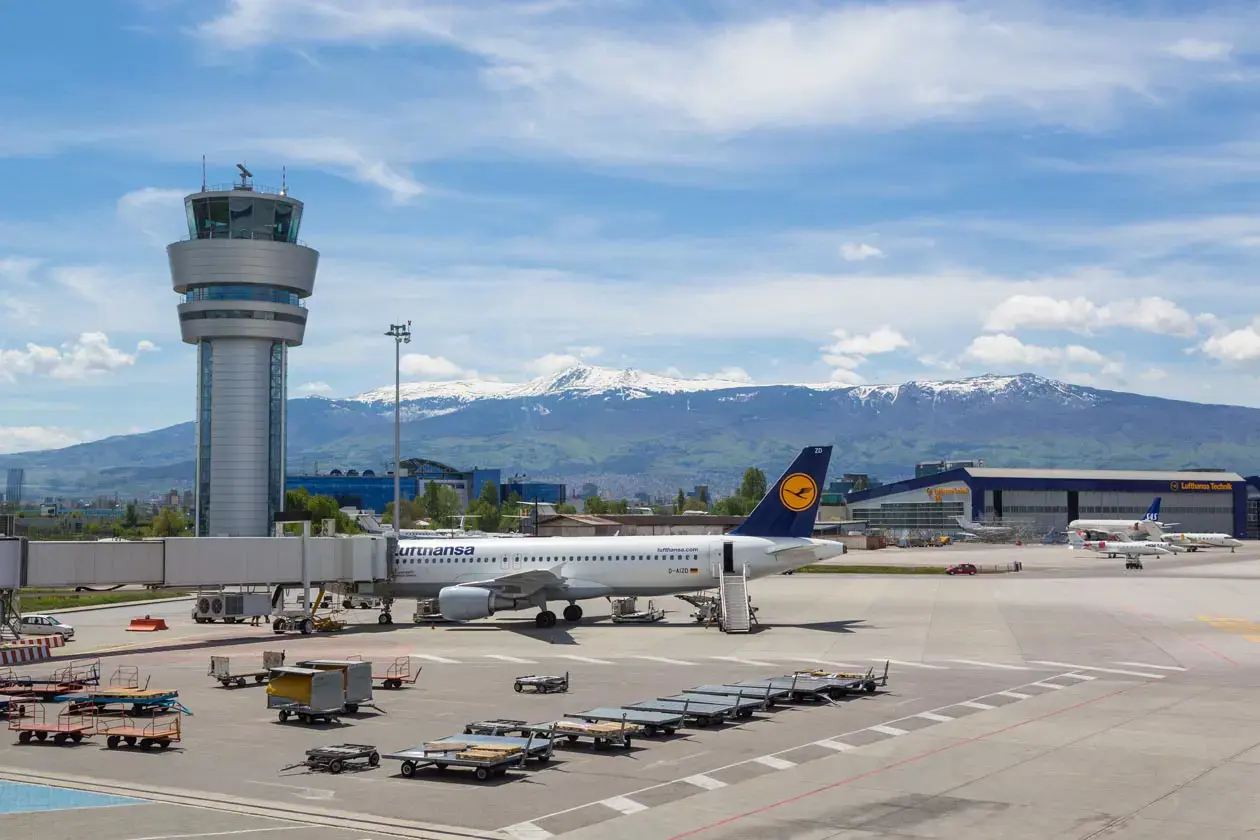 Aeroporto di Sofia. Foto uso editoriale: Copyright © Sisterscom.com / raagoon@gmail.com / depositphotos  
