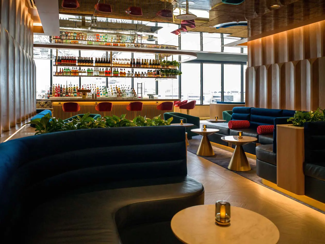 Central bar and seating in new Miami lounge foto: Copyright © British Airways
