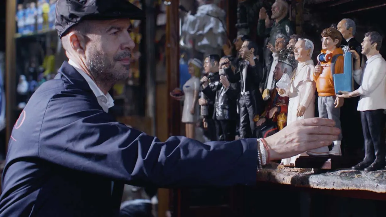 easyJet ha portato la magia del Natale nel cuore di Napoli - statuine del presepe di San Gregorio Armeno con “O’ Viaggiatore” Copyright © easyJet