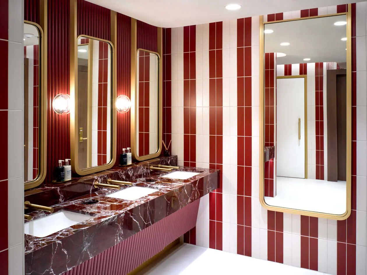 Colourful striped washrooms inspired by traditional Miami deck chairs foto: Copyright © British Airways