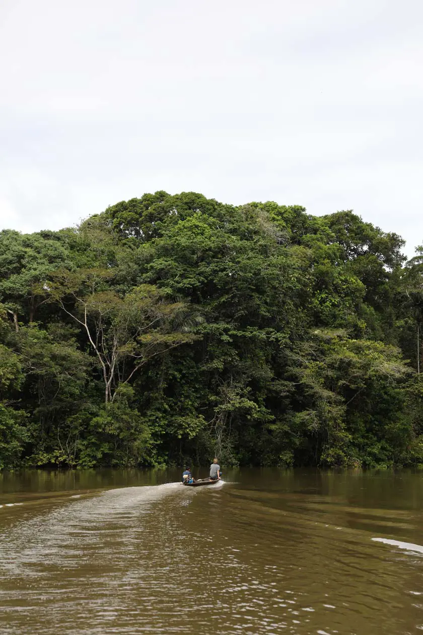 Turista su una piccola imbarcazione che naviga sul Rio delle Amazzoni, Amazonas, © We Are Example Pty Limited PROMPERÚ