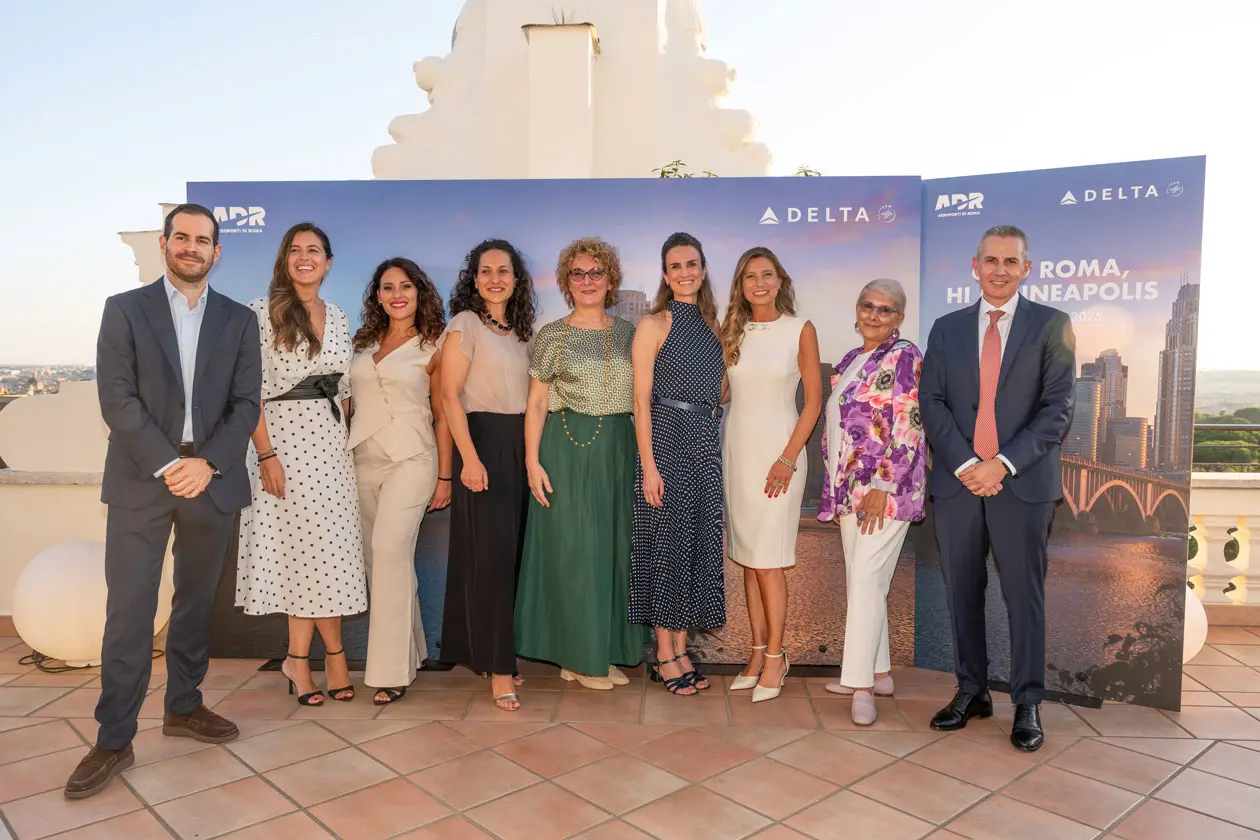 Delta e Aeroporti di Roma festeggiano il centenario della compagnia aerea.