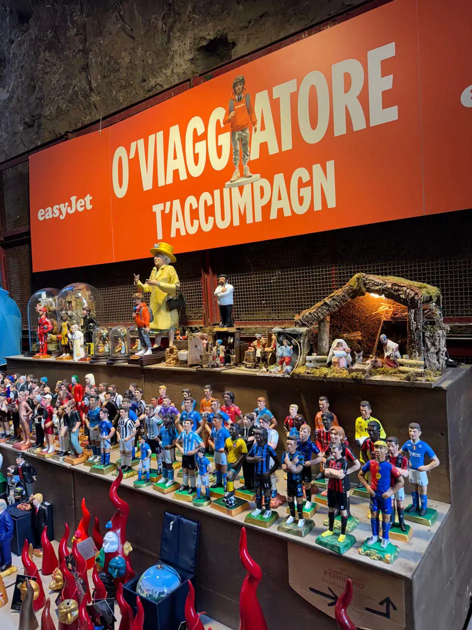 easyJet ha portato la magia del Natale nel cuore di Napoli - statuine del presepe di San Gregorio Armeno con “O’ Viaggiatore” Copyright © easyJet