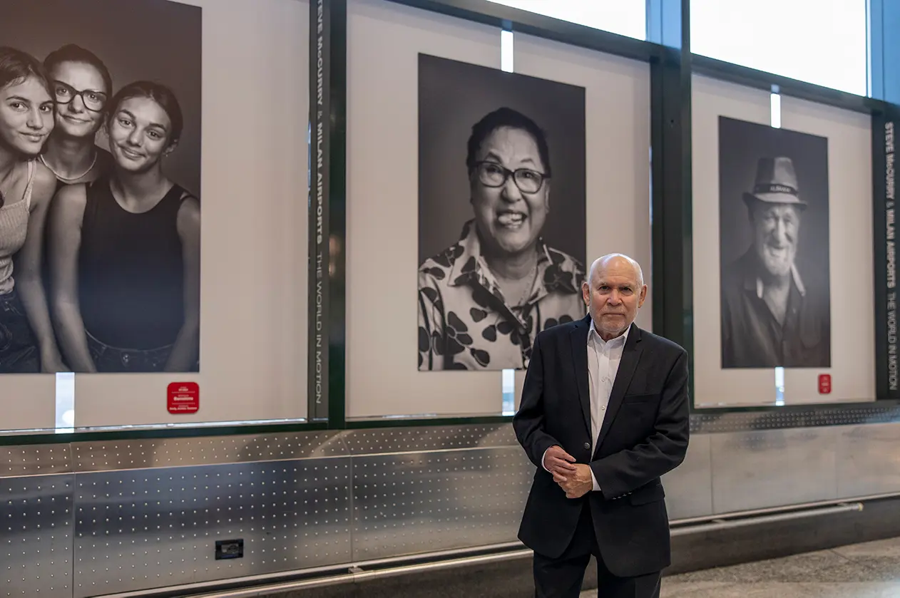 Steve McCurry a Malpensa. Foto: Copyright © Ufficio Stampa Sea Aeroporti di Milano / Nicolè 
