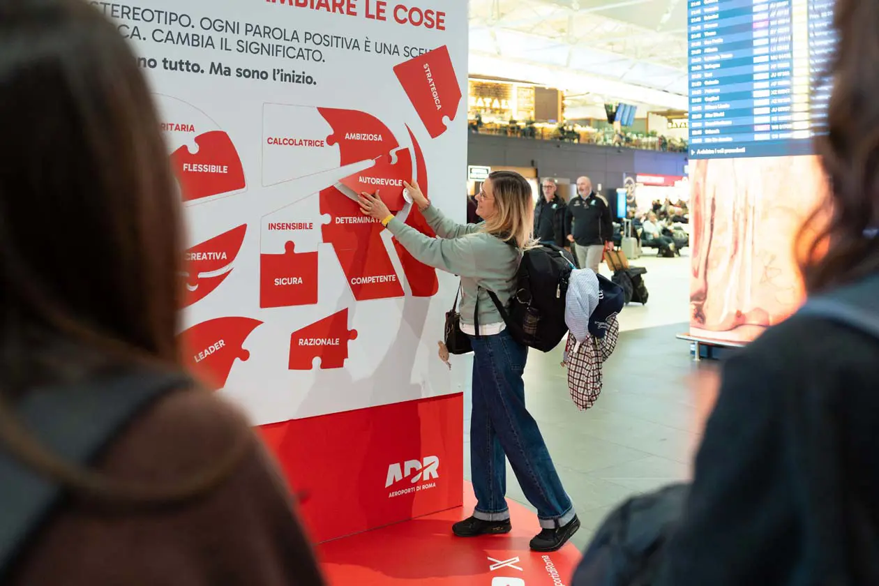 Al Terminal 1 di Roma Fiumicino l’installazione interattiva “Cambiamo le parole, per cambiare le cose” Foto: Copyright © ADR