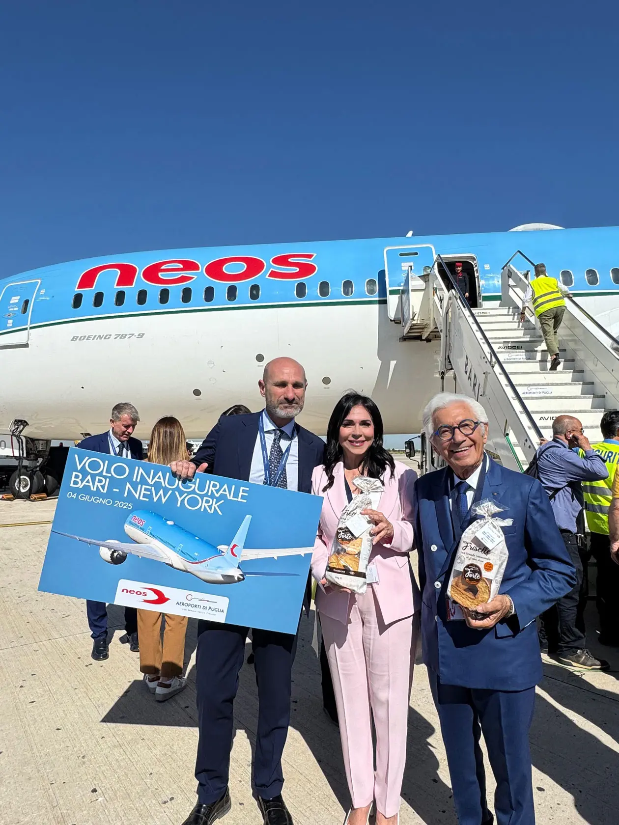 Evento all'aeroporto di Bari con le “Friselle Classiche” a marchio Forte per il nuovo volo Bari-New York operato da Neos Foto: Ufficio Stampa Aeroporti di Puglia S.p.A. e Oropan
