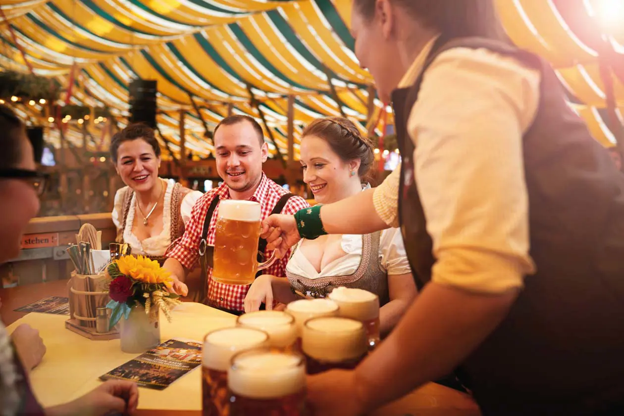 Stuttgart In the beer tent at the people's fair on the Cannstatter Wasen © Stuttgart-Marketing GmbH (SMG), Jean-Claude Winkler