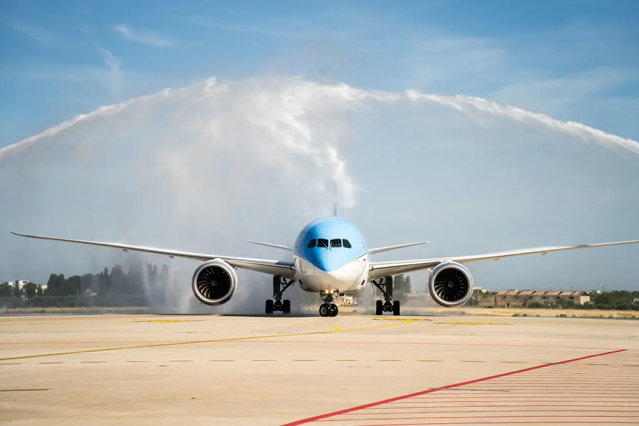 Aeromobile Neos atterrato all'aeroporto di Bari da New York Copyright © Neos
