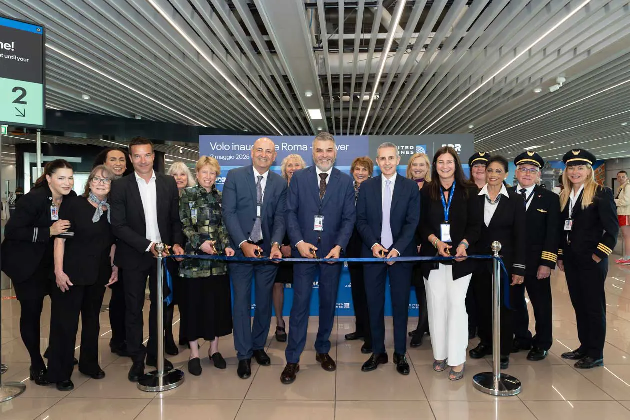 Taglio del nastro, da sinistra a destra: Claudio Faustini - Head of route development ADR; Laura L. jackson - VP Air service development Denver International Airport; Walter Cianciusi - Country Sales Manager Italy, United; Michael Mitolo - General Manager Rome, United; Federico Scriboni - Aviation Business Development Director ADR; Andrea Blankenship - Deputy Director International Tourism, Colorado Tourism Office. 