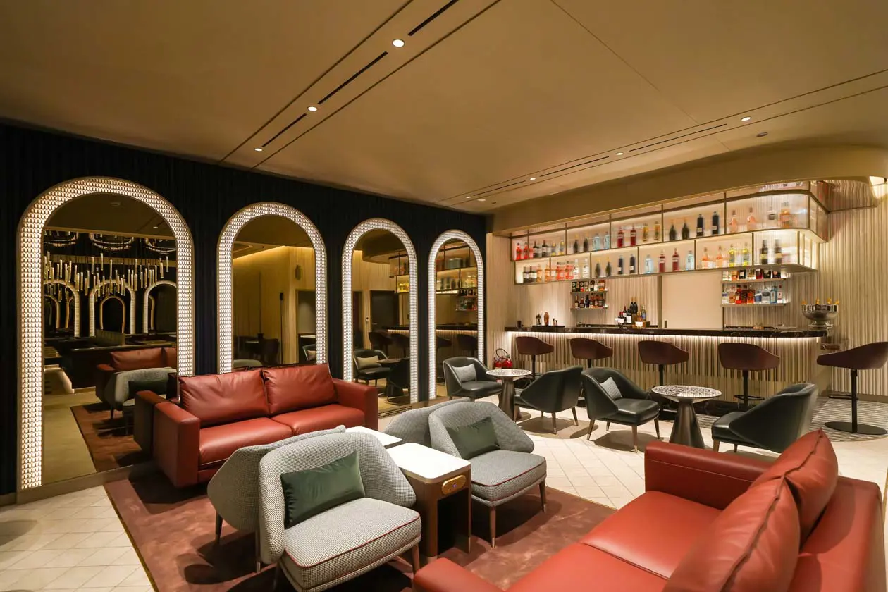 focal bar and seating in british airways new dubai lounge foto: Copyright © British Airways