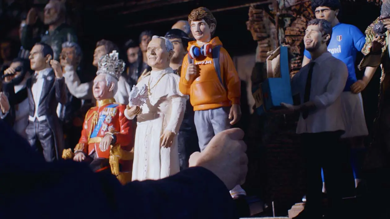 easyJet ha portato la magia del Natale nel cuore di Napoli - statuine del presepe di San Gregorio Armeno con “O’ Viaggiatore” Copyright © easyJet