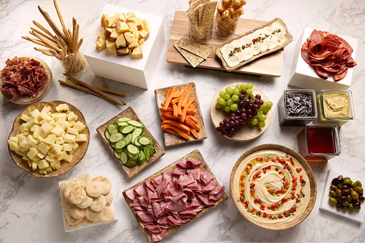 Buffet di salumi e formaggi nella lounge dell'Admirals Club ® (scansione al momento dell'ordine Foto: Copyright ©&nbsp;Ufficio Stampa American Airlines