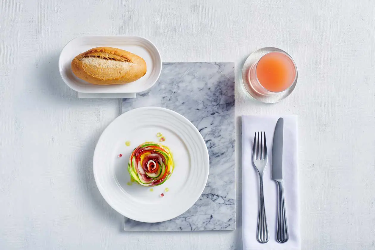 Cucina vegana di Emirates - Insalata di pomodori, pere e mango Foto: Copyright © Emirates Airlines /&nbsp;The Emirates Group