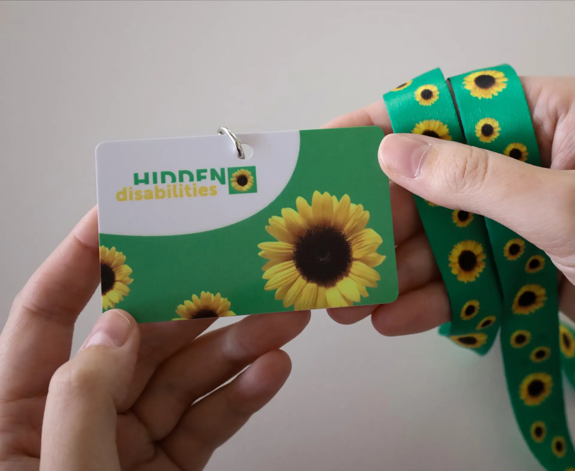 Lanyard verde decorato con girasoli Foto: Copyright © Swiss Media Relations