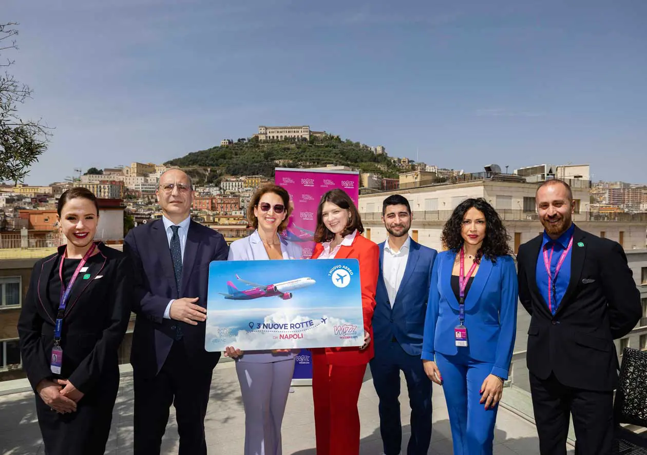 Salvatore Gabriele Imperiale, Corporate Communications Manager di Wizz Air e Margherita Chiaramonte, Direttore Commerciale Aviation Gesac e foto di gruppo.