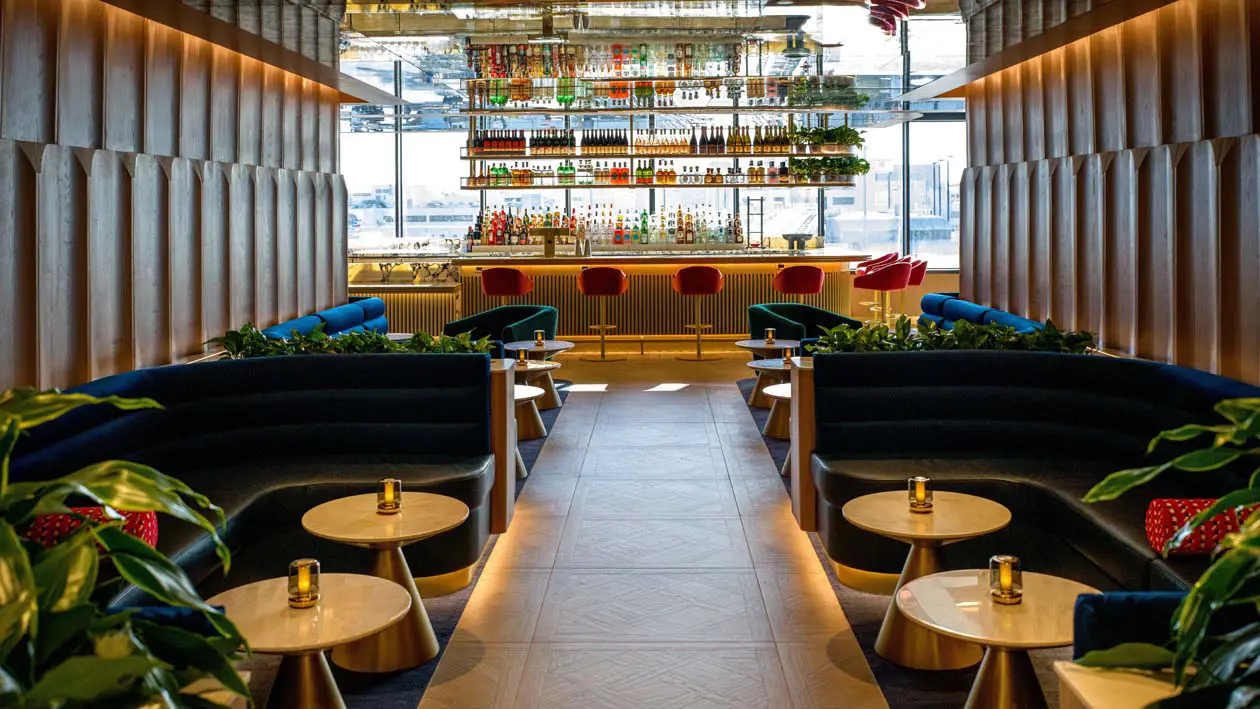 Striking full service bar in Miami lounge foto: Copyright © British Airways