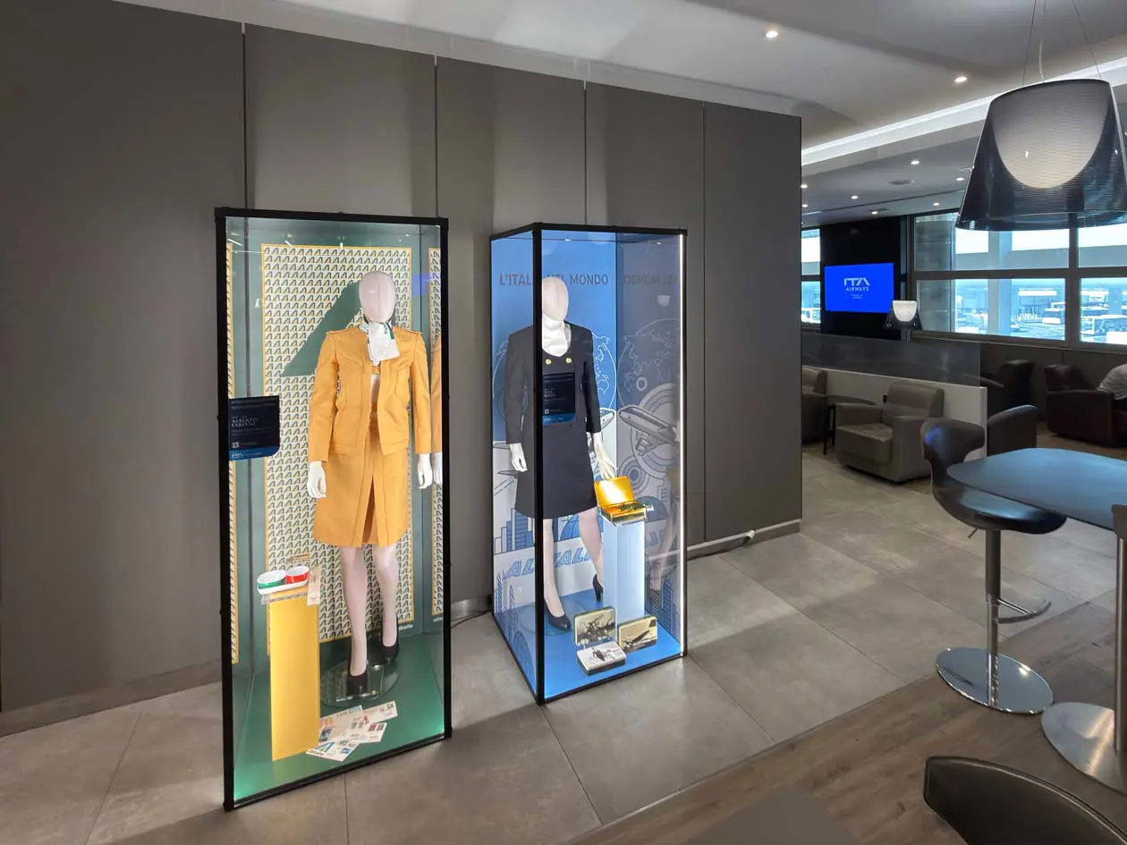 Le uniformi Alitalia in mostra nelle lounge di ITA Airways a Fiumicino (FCO) Foto: Copyright © Ufficio Stampa ITA Airways
