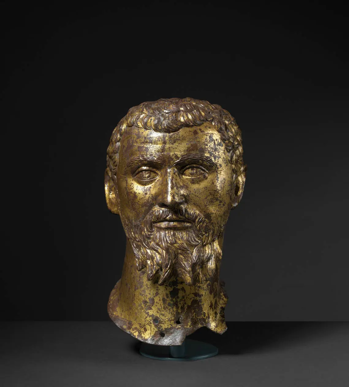 Testa virile in bronzo dorato, II-III secolo d.C., Brescia, Museo di Santa Giulia, inv. MR 349. FotoStudio Rapuzzi.