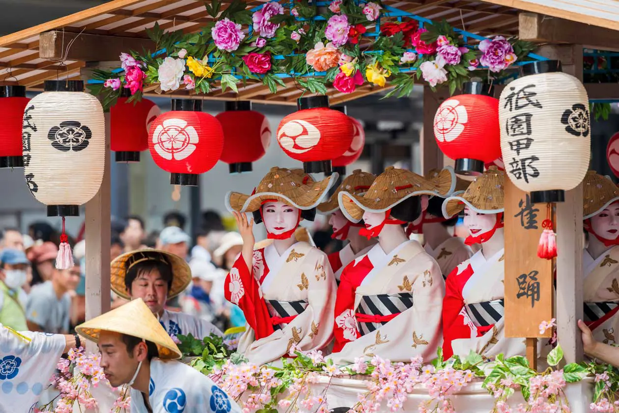Kyoto, Giappone: Festival Gion Matsuri, sfilata di Hanagasa Junko. Foto visual: Copyright © Sisterscom.com /&nbsp;Shawn.ccf / Depositphotos