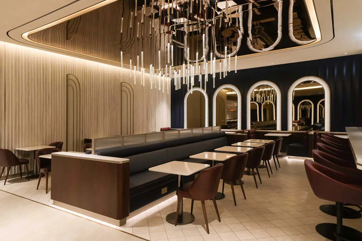 seating area in dubai lounge foto: Copyright © British Airways
