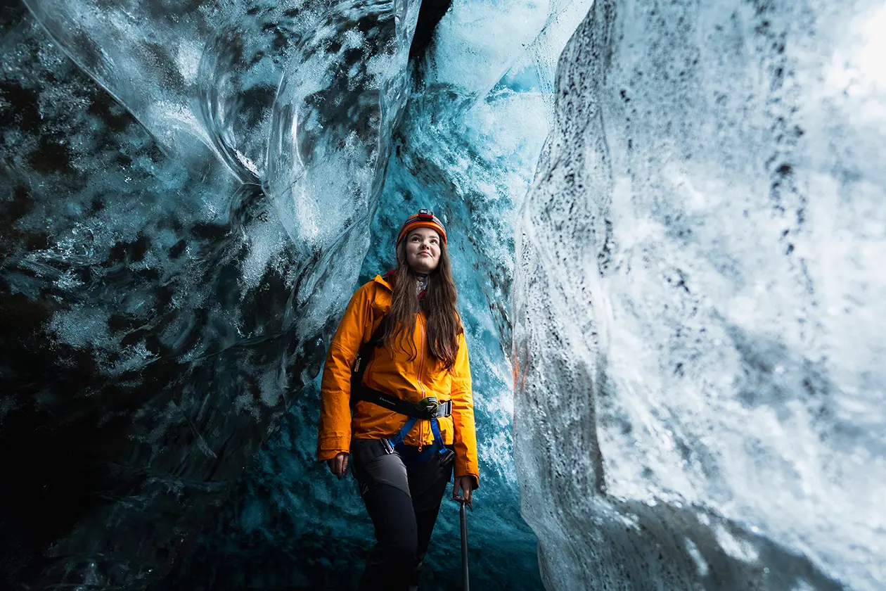 Skaftafell blue ice cave ice walls 2026 Foto: Copyright © Arctic Adventures