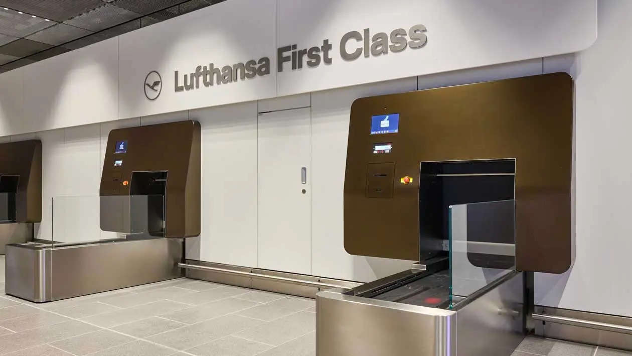 Area check-in premium, deposito bagagli di Lufthansa all'aeroporto di Francoforte, Terminal 1, Hall A Foto: Copyright © Lufthansa Group