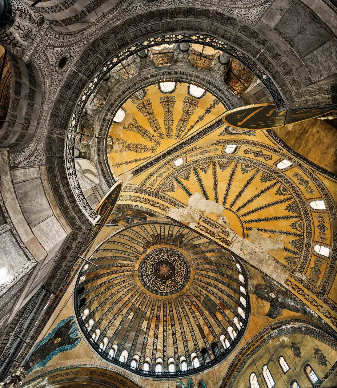 Cupola e semi-cupole di Hagia Sophia, Istanbul, circa. 532 – 537 AD The dome and semi-domes of Hagia Sophia, Istanbul, c. 532 – 537 AD160 x 185 cm © Ahmet Ertuğ