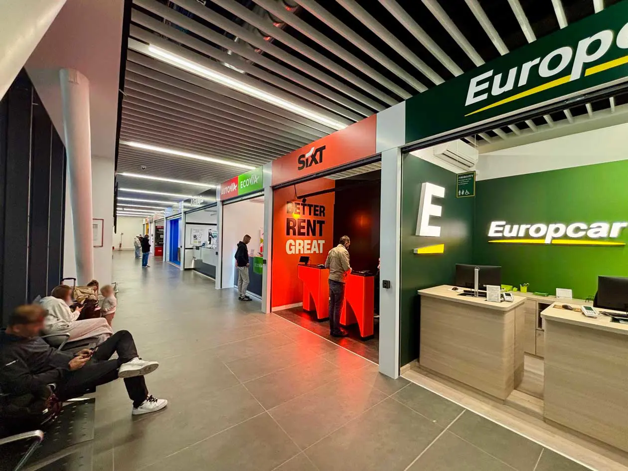 Area autonoleggi al piano arrivi dell'aeroporto di Genova Foto: © Aeroporto di Genova