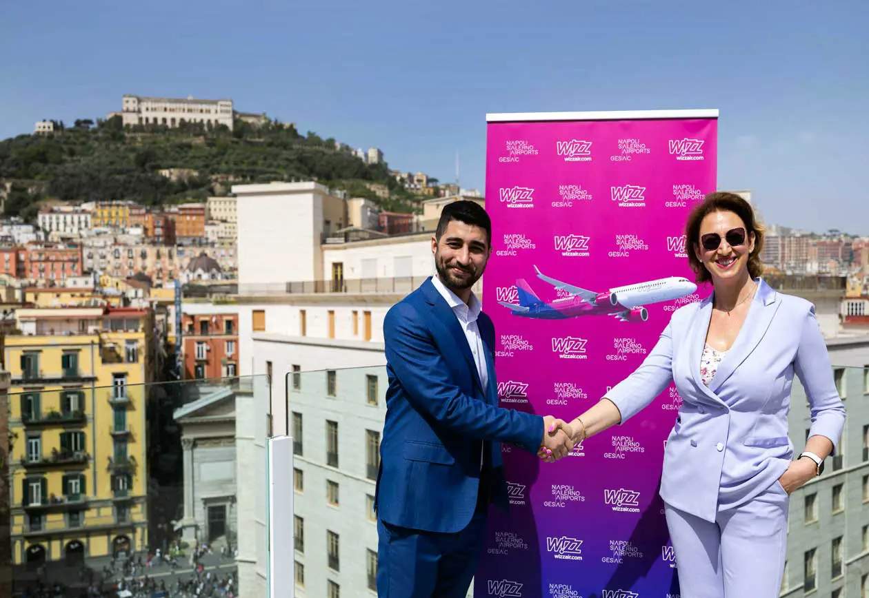 Salvatore Gabriele Imperiale, Corporate Communications Manager di Wizz Air e Margherita Chiaramonte, Direttore Commerciale Aviation Gesac e foto di gruppo.