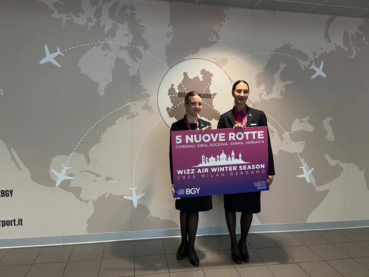 Hostess di Wizz Air Foto: Copyright © Avion Tourism Magazine