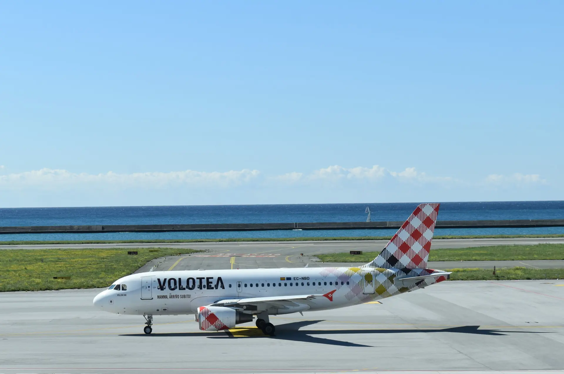 Aeromobile Volotea sulla pista dell'aeroporto di Genova foto: © Ufficio Stampa Volotea