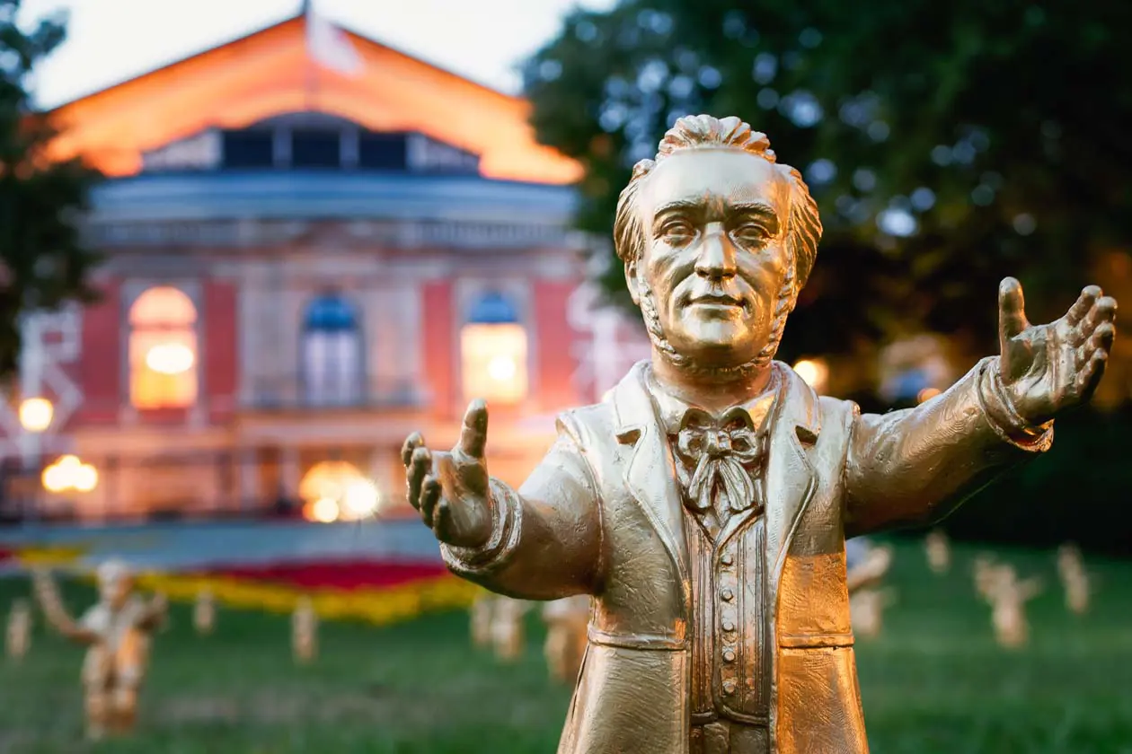 Statua di Hörl Wagner al Festspielhaus Copyright © Mikhail Butovskiy / Bayreuth Marketing & Tourismus GmbH
