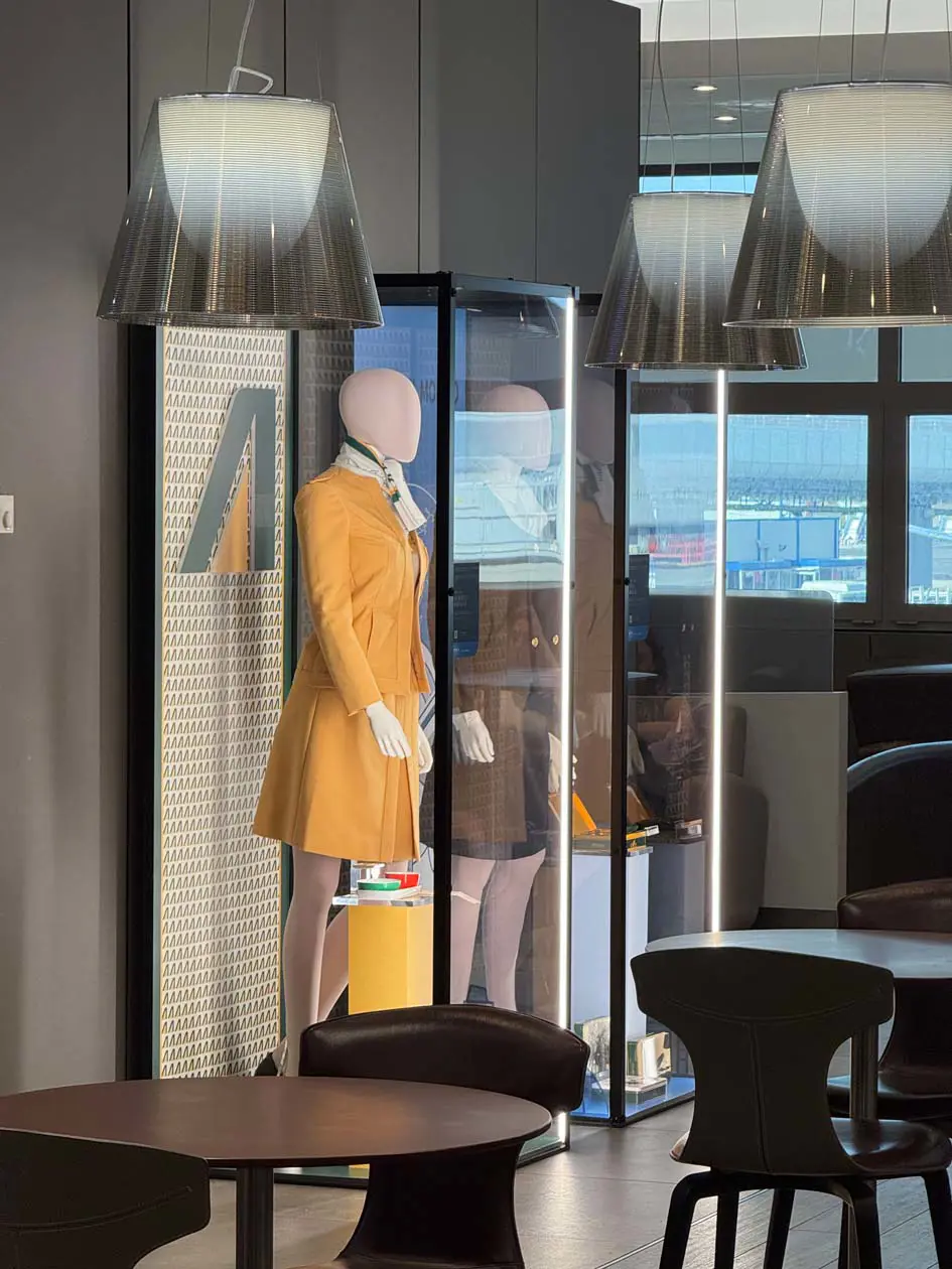 Le uniformi Alitalia in mostra nelle lounge di ITA Airways a Fiumicino (FCO) Foto: Copyright © Ufficio Stampa ITA Airways
