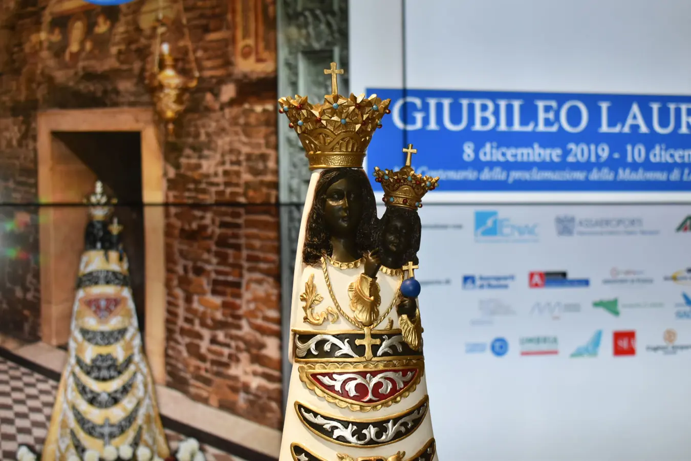 Statua della Madonna di Loreto all'Aeroporto di Genova